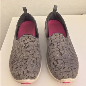 Gently Used VIONIC Hydra Orthotic Walking Slip-On